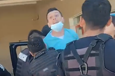 El momento en el que el médico Añez Jofré era subido a la movilidad por los policías y reclamaba que no dejaran sin atención a la guardia del microhospital. El momento en el que el médico Añez Jofré era subido a la movilidad por los policías y reclamaba que no dejaran sin atención a la guardia del microhospital.
