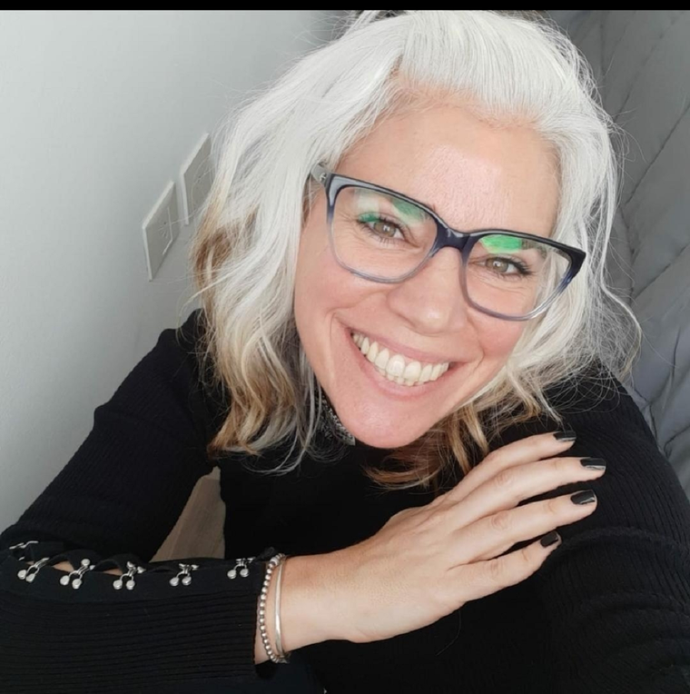 Nati Borgoglio ya lucía su cabellera cubierta de canas poco después de cumplir su 30 años. Foto: Foto: Instagram @Sisoncanas