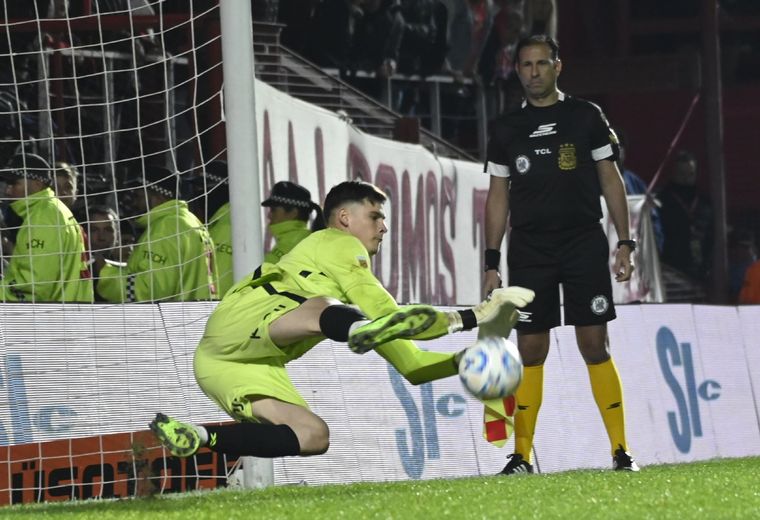 Héroe. El paraguayo Gill le atajó el penal al Tigre Romero y fue el gran artífice de la clasificación del Ciclón a semis. Foto: FotoBaires