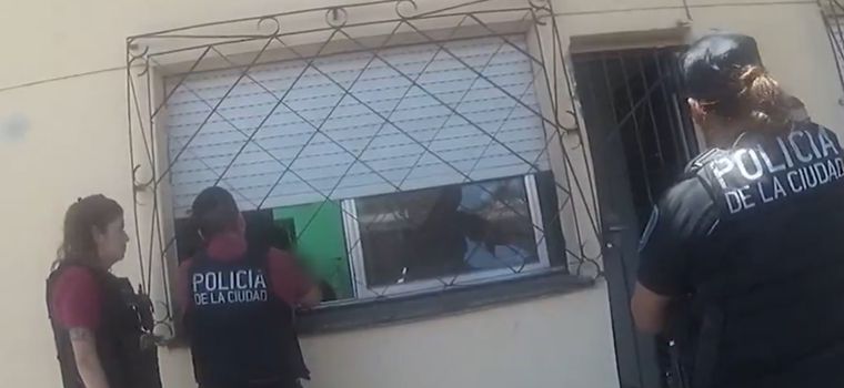 El procedimiento tuvo lugar en una vivienda ubicada en la calle Cosquín al 1200 de Liniers.  Foto: captura de pantalla.