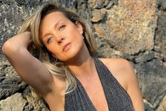 Fey presume de sus espectaculares curvas luciendo arriesgados enterizos.