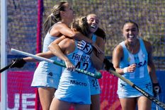 Las Leonas festejan el triunfo y la clasificación. 
