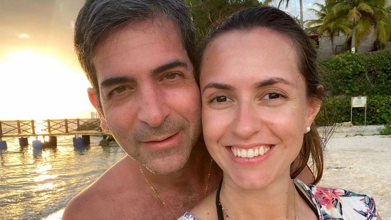 El fiscal junto a su esposa