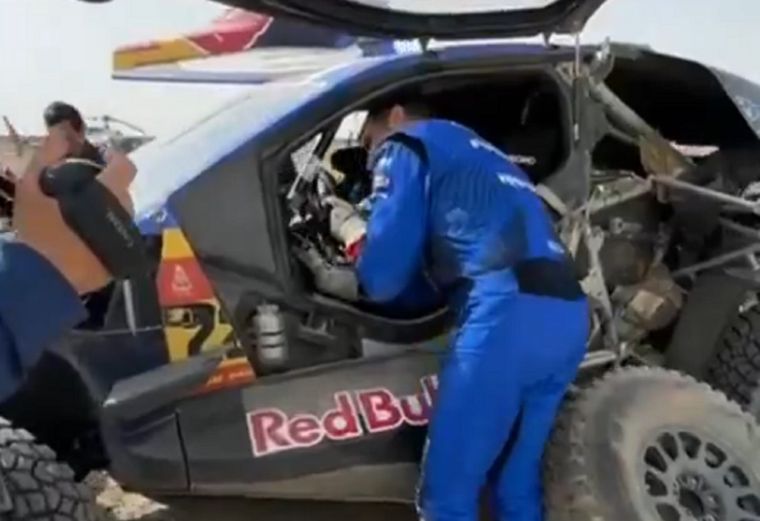 Nani Roma tuvo que reparar su Ford Raptor en plena etapa 12 tras perder una rueda.