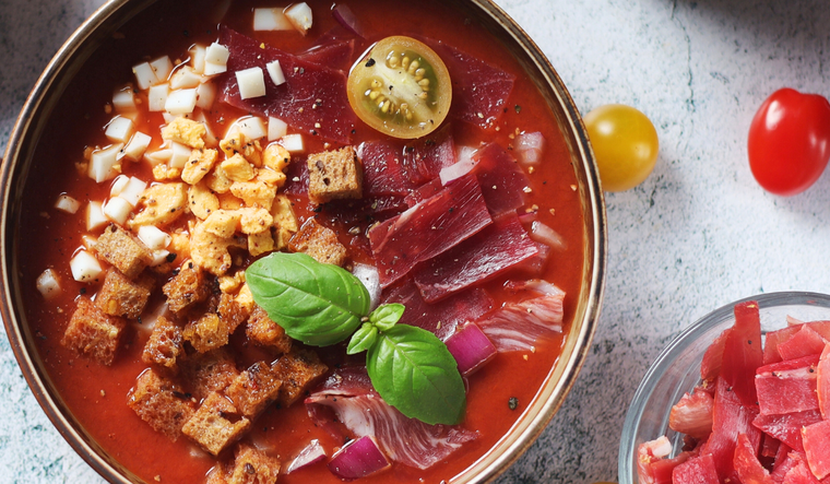 Sopa fría, corazón de verano contento