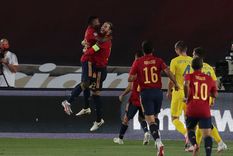 Ansu Fati y Sergio Ramos se funden en un enorme abrazo tras convertir uno de los tantos españoles. Foto: @InvictosSomos