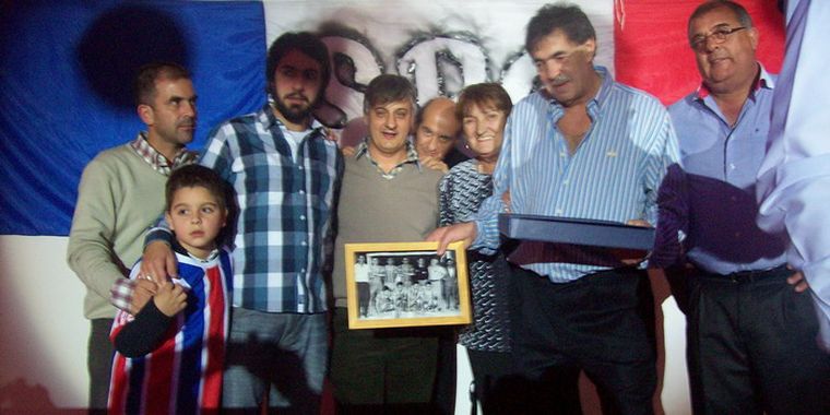 La entrega de una plaqueta y una foto de cuando jugaba, a Rubén Cano.