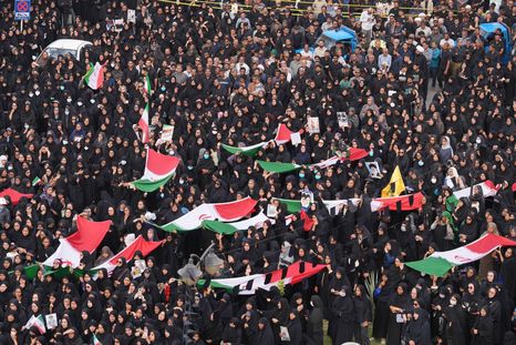 Protesta en Irán en el funeral de las víctimas de un ataque aéreo de Estados Unidos contra una escuela de niñas. Foto Efe Protesta en Irán en el funeral de las víctimas de un ataque aéreo de Estados Unidos contra una escuela de niñas. Foto Efe