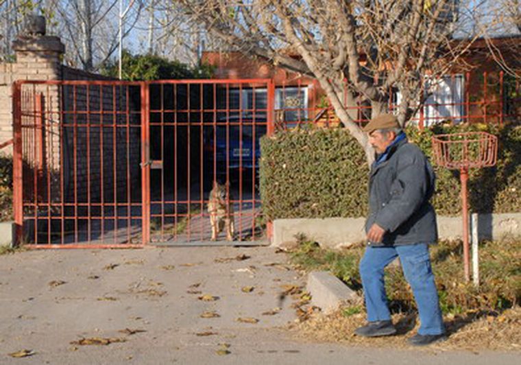 Cuando salía por el portón en el auto, los delincuentes sorprendieron a la joven. Foto: Marcelo Ruiz/ MDZ