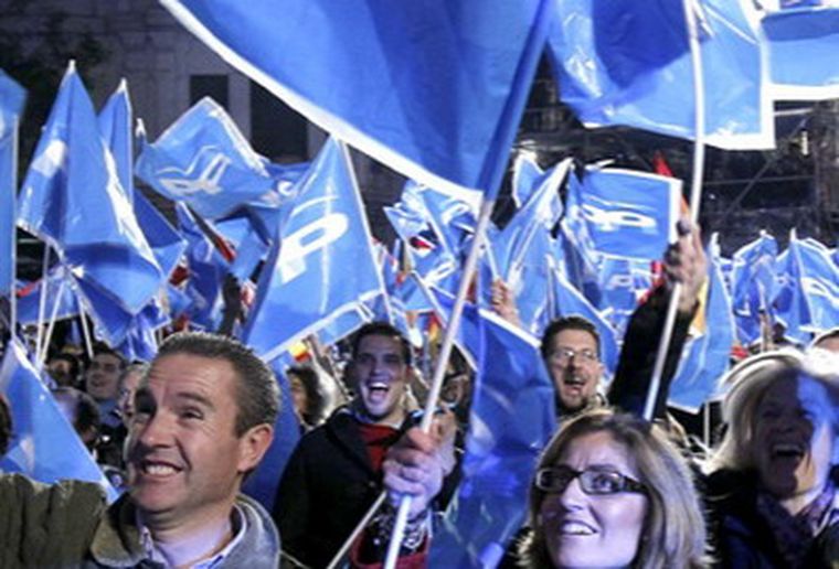 Los seguidores del PP festejan por las calles. Foto: El País