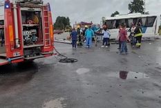 Cuatro personas murieron tras una colisión entre un micro de Policía y un camión que transportaba aceite Foto: Redes sociales Cuatro personas murieron tras una colisión entre un micro de Policía y un camión que transportaba aceite Foto: Redes sociales