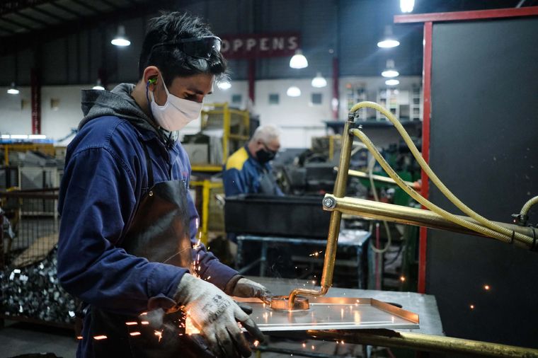 Por el cepo al dólar, muchas pymes tienen complicaciones para importar insumos, lo que pone en riesgo el mantenimiento del empleo en el sector industrial.