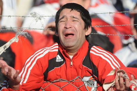 La famosa postal de Gustavo Pimentel el día del descenso de River. La famosa postal de Gustavo Pimentel el día del descenso de River.