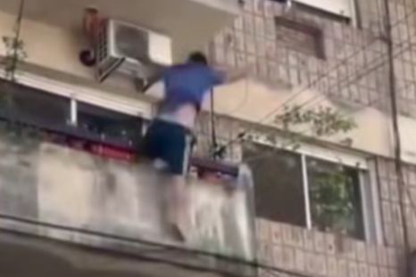 El hombre cayó desde un cuarto piso sobre un patrullero, lo que le salvó la vida. El hombre cayó desde un cuarto piso sobre un patrullero, lo que le salvó la vida.