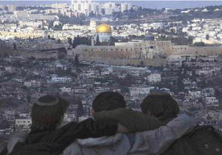 Niños israelíes observan Jerusalén desde un mirador en el sur de la ciudad.