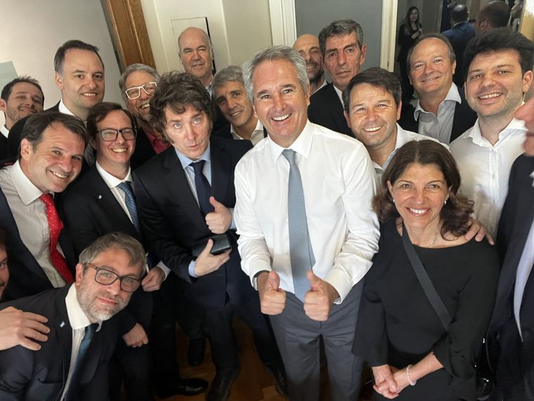 El presidente Milei con los funcionarios del Ministerio de Economía, en la previa del debate por el Presupeusto. Foto: X