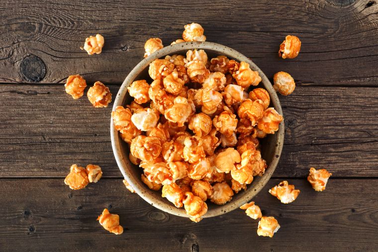 En algunos países, la receta de palomitas dulces incluye colorantes naturales para darles tonos divertidos. En algunos países, la receta de palomitas dulces incluye colorantes naturales para darles tonos divertidos.