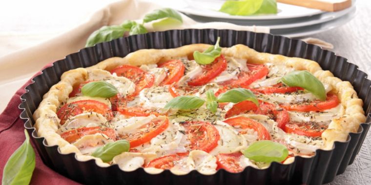 Tomate, mozzarella y albahaca se unen en una receta rápida y deliciosa de la clásica caprese. Tomate, mozzarella y albahaca se unen en una receta rápida y deliciosa de la clásica caprese.