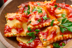 Irresistible tentación esta receta de ravioles con salsa