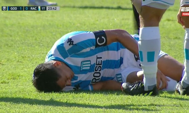 Leo Sigali se sostiene la rodilla tras sufrir el golpe