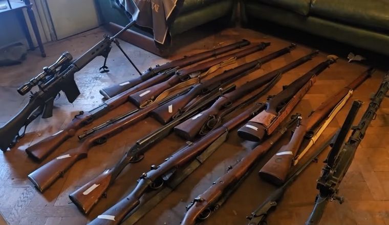 Incautaron armas militares y elementos con simbología nazi en la casa de un jubilado en Flores.