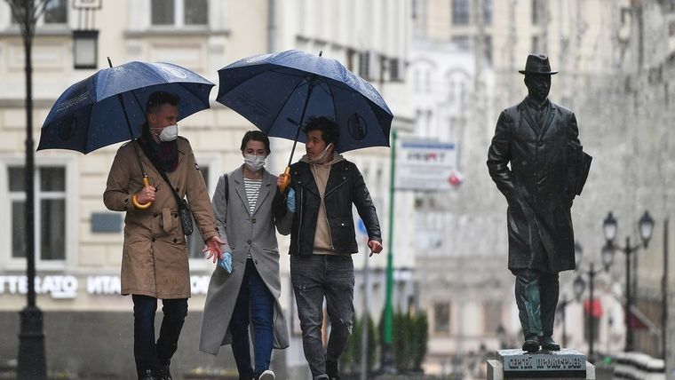 Personas pasean por una calle de Moscú (Rusia), mayo de 2020.