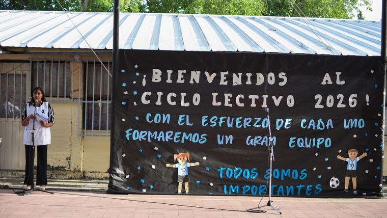 Directivos y docentes condujeron los actos en este inicio de clases. Directivos y docentes condujeron los actos en este inicio de clases.