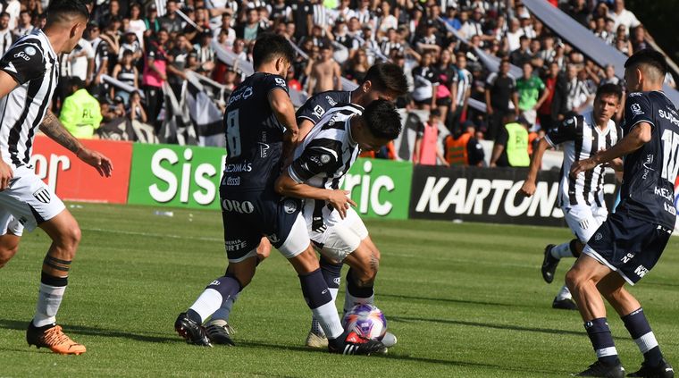 Gimnasia e Independiente durante un partido del 2022 en el Legrotaglie. Gimnasia e Independiente durante un partido del 2022 en el Legrotaglie.