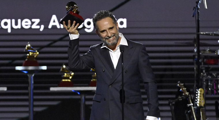 Jorge Drexler se alzó con el premio a Grabación del año y Canción del año por Tocarte con C. Tangana.