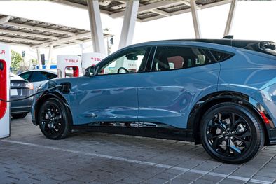 MDZol | Ya se pueden cargar autos Ford en cargadores Tesla Foto: Ford