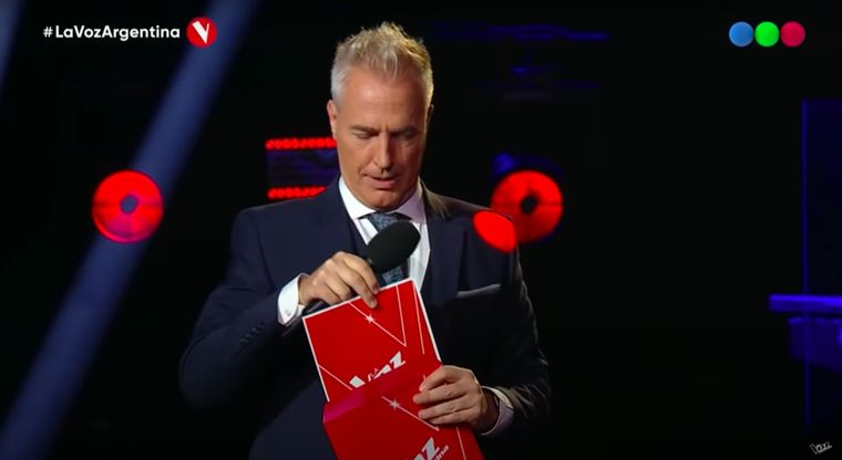 Marley anunciando los resultados de los votos del público.