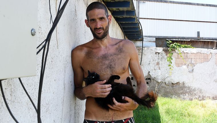 Nicolás Gil Pereg en su casa con uno de los gatos con los que vivía.&nbsp;