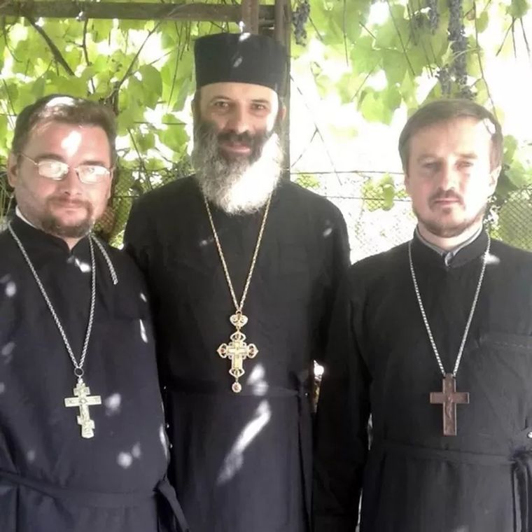Foto: SERHII TSOMA. El sacerdote de la aldea Rostyslav Dudarenko (izquierda) con sus compañeros sacerdotes Pavlo Naydenov y Serhii Tsoma (derecha).