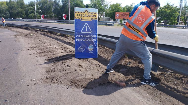 Vialidad limpia los empalmes en el Acceso Este.&nbsp;