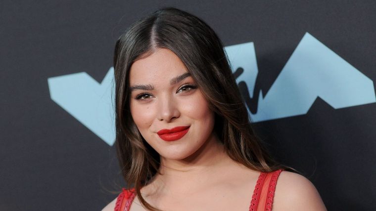 Hailee Steinfeld reinventa los skinny jeans Foto: Vinilo Blog - https://viniloblog.com/wp-content/uploads/2019/09/hailee-steinfeld-hawkeye.jpg