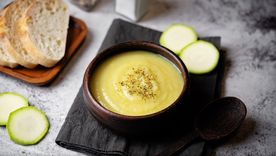 Irresistible receta de sopa crema de calabacín lista en pocos minutos. Irresistible receta de sopa crema de calabacín lista en pocos minutos.