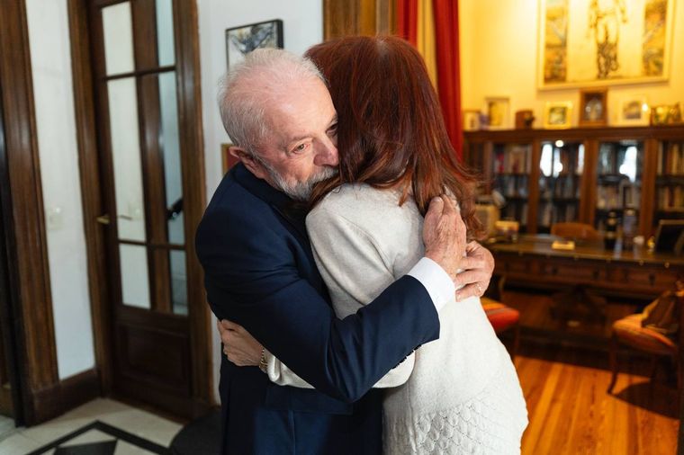 El mensaje de CFK junto a la foto del abrazo con Lula da Silva. El mensaje de CFK junto a la foto del abrazo con Lula da Silva.