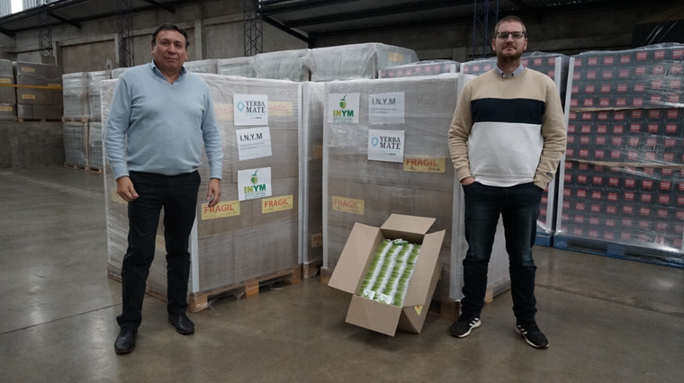 Ricardo Maciel y Denis Bochert participaron del despacho de la ayuda solidaria Foto: INYM