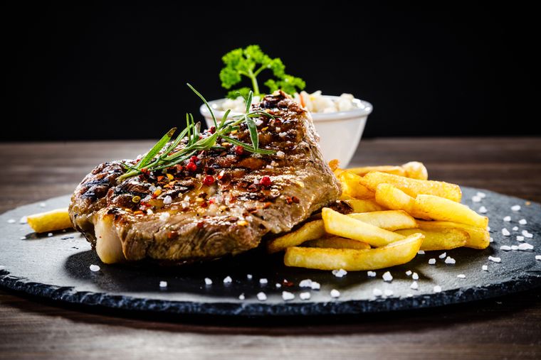 El bife con papas fritas es uno de los platos más pedidos en parrillas y bodegones de Argentina y Uruguay. Por eso es que esta receta se disfruta tanto en casa como en restaurantes. El bife con papas fritas es uno de los platos más pedidos en parrillas y bodegones de Argentina y Uruguay. Por eso es que esta receta se disfruta tanto en casa como en restaurantes.