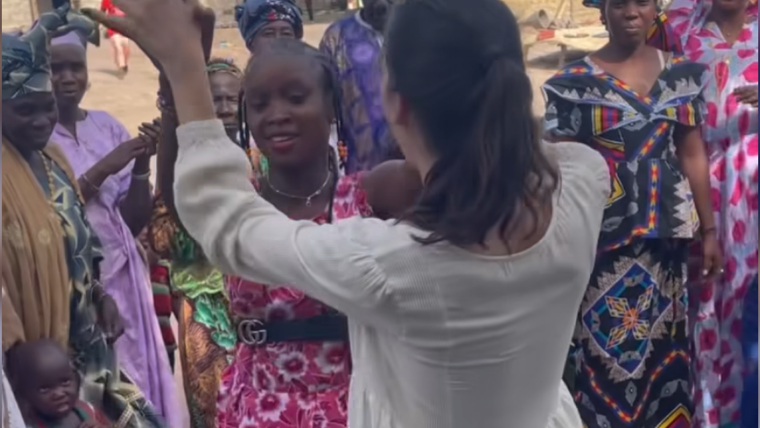 Úrsula Corberó Un manto de solidaridad. Foto: Fuente: Imagen - Instagram @ursulolita