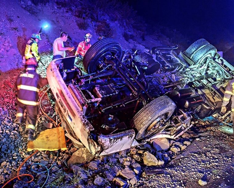 Así quedó el camión tras el accidente. Foto: Bomberos de Los Andes.