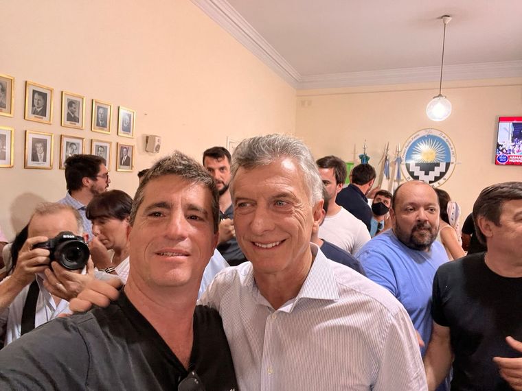 El senador Juan Pablo Allan junto a Mauricio Macri.