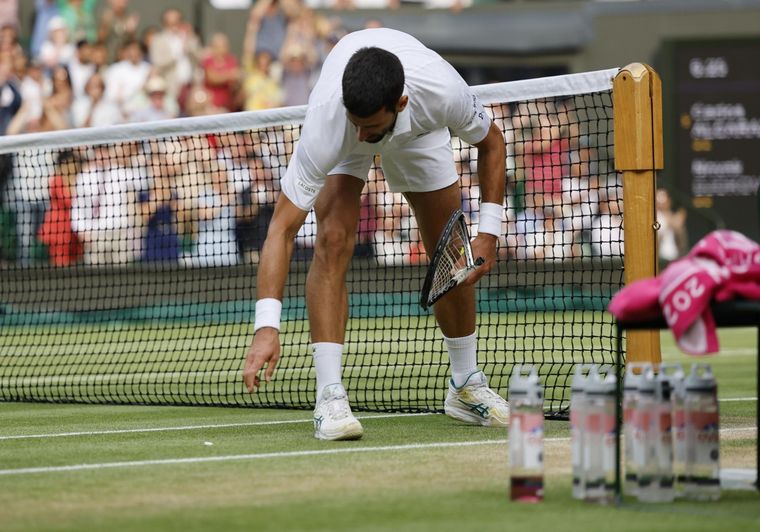 Novak Djokovic rompió la raqueta en la final de Wimbledon ante Alcaraz. Foto: EFE