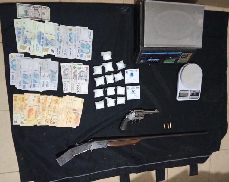 Los allanamientos terminaron con 4 detenidos y el secuestro de drogas, armas y dinero.&nbsp;
