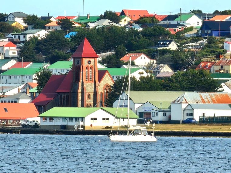 El velero, al borneo frente a la ciudad Foto: Gentileza