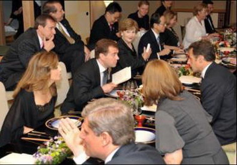 Los líderes del G-8 durante una cena en japón. Foto: AFP