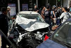 El conductor de un Toyoya Corolla se habría descompensado al volante y atropelló a peatones, chocando a otros autos, por un trayecto de tres cuadras. Foto: El Doce
