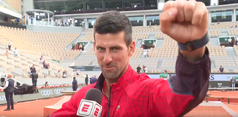 El serbio cantó ante los micrófonos.