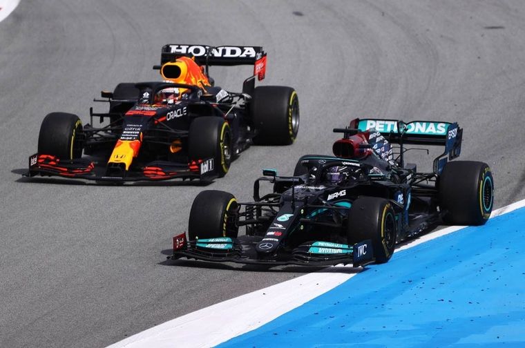 Verstappen y Hamilton, mano a mano por el título.