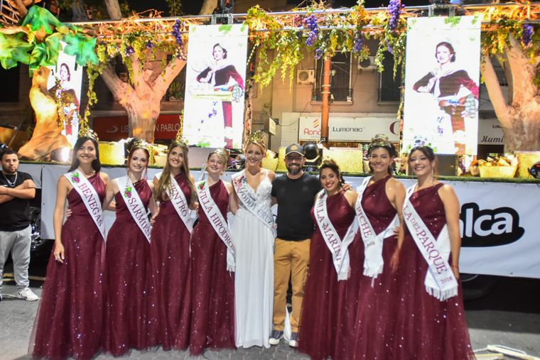 Camila junto a sus compañeras de la corte y la vierreina de Godoy Cruz. Camila junto a sus compañeras de la corte y la vierreina de Godoy Cruz.